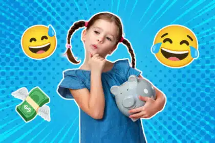 Ein kleines Mädchen mit Zöpfen hält nachdenklich ein graues Sparschwein im Arm; um sie herum sind lachende Emojis und ein fliegendes Geldschein-Symbol auf blauem, grafischem Hintergrund zu sehen.
