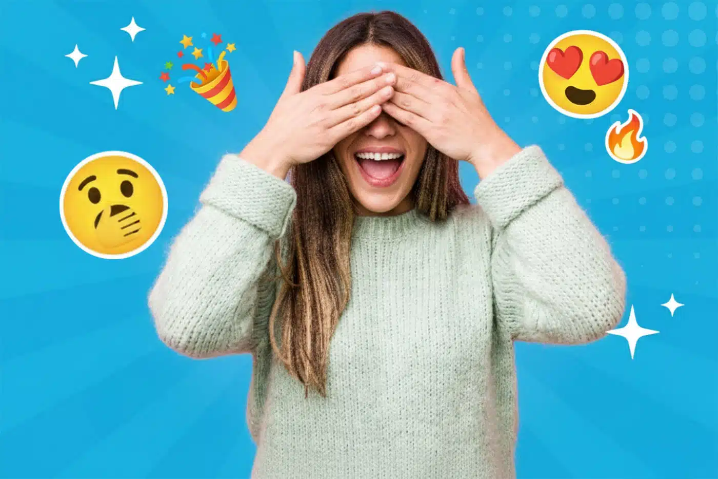 Eine lächelnde Frau mit langen braunen Haaren hält sich die Hände vor die Augen, als würde sie auf eine Überraschung warten.