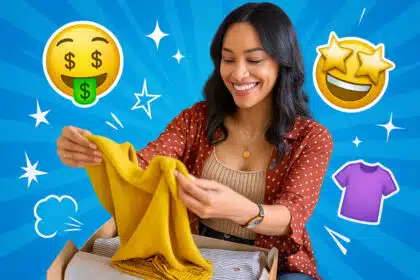 Eine lachende Frau hält einen gelben Pullover aus einer Box und betrachtet ihn freudig. Der Hintergrund wurde zu einem klaren, blauen Pop-Art-Design.