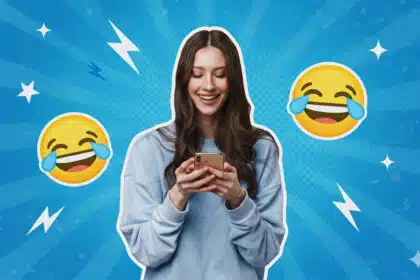 Eine junge Frau schaut aufs Handy und lacht herzlich, umgeben von einem blauen retro pop-art Hintergrund.