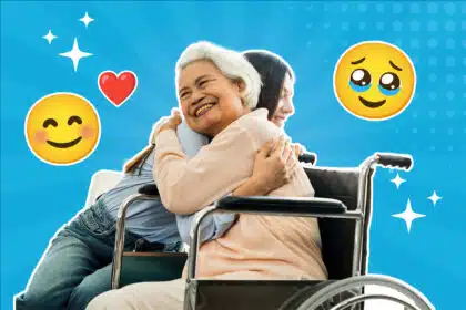 Eine ältere Frau im Rollstuhl umarmt glücklich eine jüngere Frau; beide lächeln herzlich. Um sie herum sind auf blauem, grafischem Hintergrund Emojis mit Herz und rührenden Gesichtsausdrücken zu sehen.