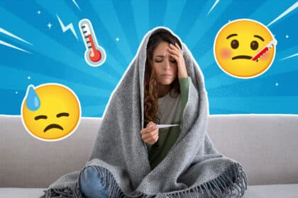 Eine Frau sitzt krank und in eine Decke gehüllt auf einem Sofa, hält ein Thermometer in der Hand und fasst sich an die Stirn; um sie herum sind Emojis mit Thermometer, Schweiß und Fieber-Symbolen auf blauem, grafischem Hintergrund zu sehen.