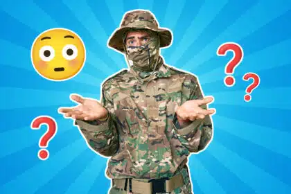 Eine Person in Tarnuniform und Hut steht mit fragendem Gesichtsausdruck und ausgebreiteten Händen vor einem blauen, grafischen Hintergrund mit Fragezeichen- und verwirrtem Emoji-Symbol.