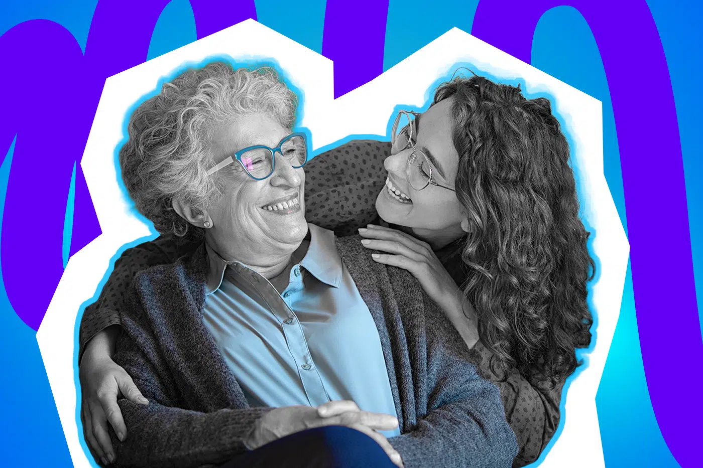 Eine ältere Frau und eine jüngere Frau sitzen eng beieinander, lachen und schauen sich liebevoll an. Sie wirken vertraut und fröhlich.