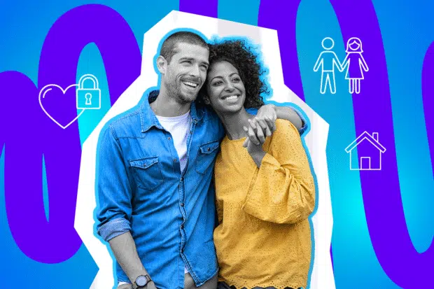 Ein Paar geht lächelnd Arm in Arm, wirkt glücklich und vertraut; daneben Symbole für Liebe, Partnerschaft und gemeinsames Zuhause.