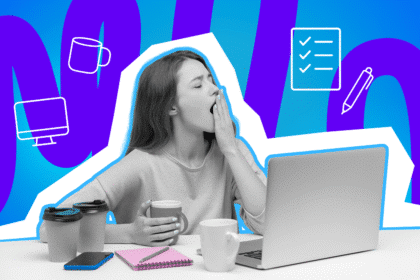 Eine erschöpfte Büromitarbeiterin gähnt am Schreibtisch, umgeben von Kaffee, Laptop und To-do-Listen – der ganz normale Büroalltag am Limit.