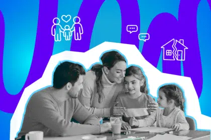 Vierköpfige Familie sitzt gemeinsam am Tisch, Erwachsene lehnen sich liebevoll zu den beiden Kindern, die malen; im Hintergrund Symbole für Familie, Kommunikation und getrennte Haushalte.