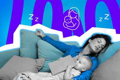 Eine erschöpfte Mutter schläft auf dem Sofa ein, während ihr Baby munter weiter beschäftigt ist – der ganz normale Familienalltag.