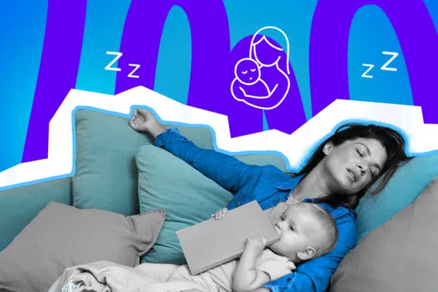 Eine erschöpfte Mutter schläft auf dem Sofa ein, während ihr Baby munter weiter beschäftigt ist – der ganz normale Familienalltag.