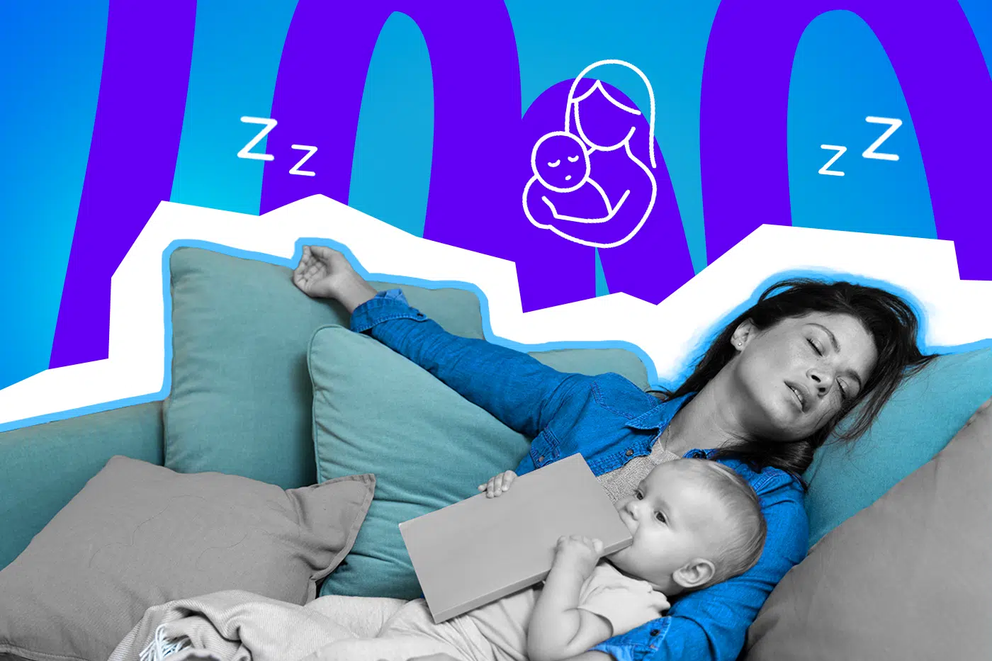 Eine erschöpfte Mutter schläft auf dem Sofa ein, während ihr Baby munter weiter beschäftigt ist – der ganz normale Familienalltag.