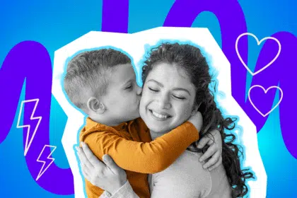 Junge umarmt eine lächelnde Frau und gibt ihr einen Kuss auf die Wange.