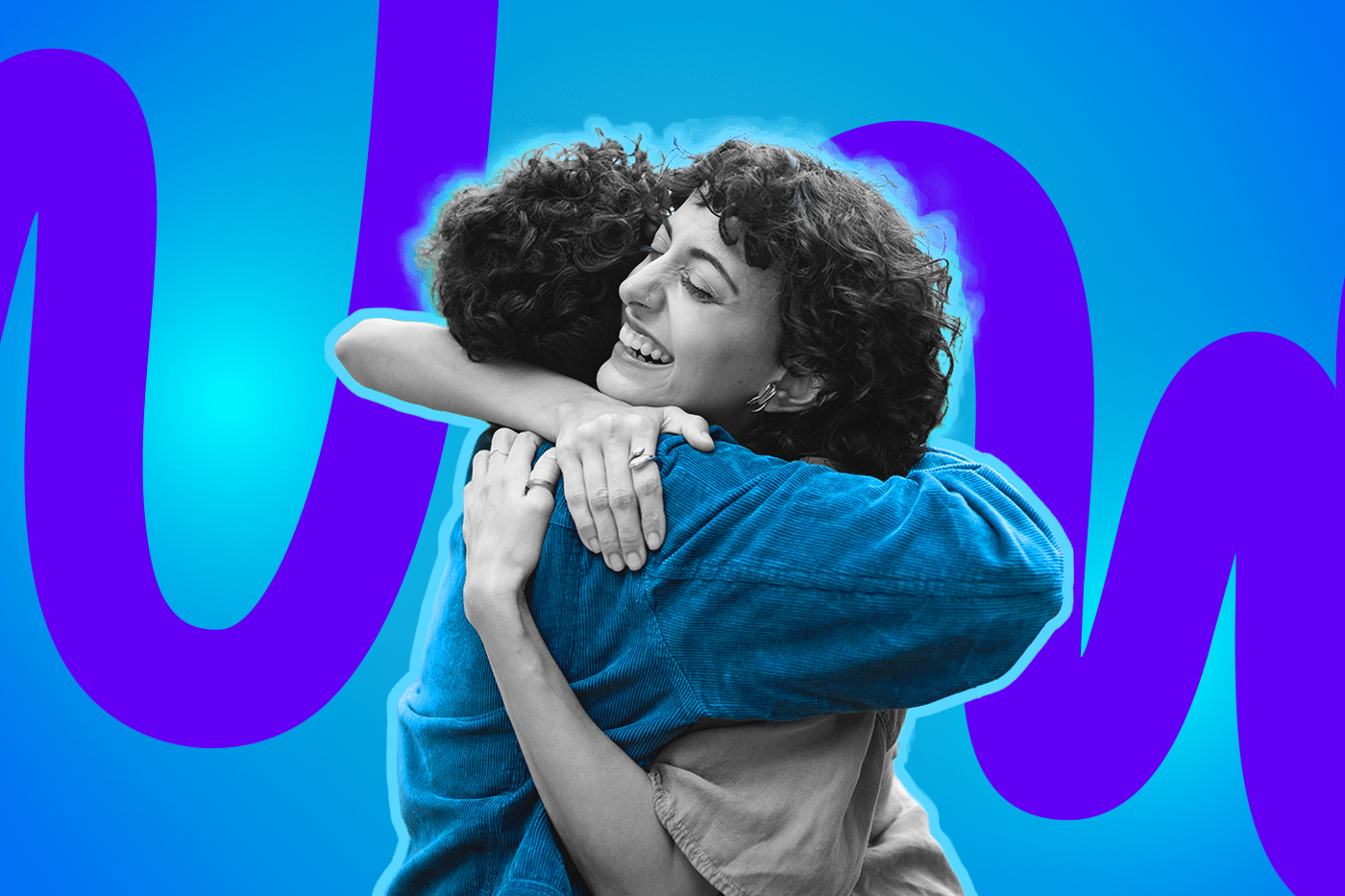 Zwei Personen umarmen sich herzlich und lächeln, vor einem leuchtend blau-lila Hintergrund.