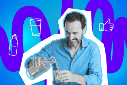 Ein Mann schenkt sich gut gelaunt ein Glas Wasser ein – Symbole für Trinkflasche, Wasserglas und Daumen hoch betonen das Thema Flüssigkeitszufuhr.