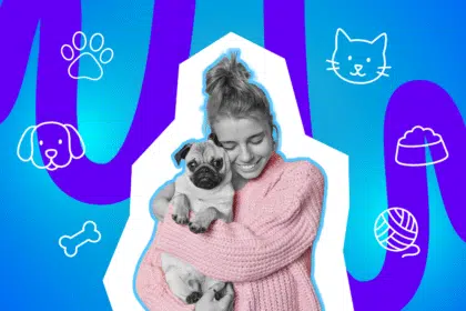 Frau umarmt lächelnd einen kleinen Hund.