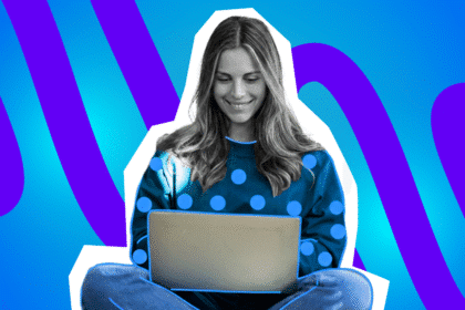 Pop-Art-Illustration einer Frau, die konzentriert (oder abgelenkt) im Homeoffice arbeitet, dargestellt im minimalistischen Vektor-Look mit leuchtenden Blau- und Lilatönen. Ideal für Beiträge über Work-Life-Balance, Homeoffice-Hacks und Multitasking.