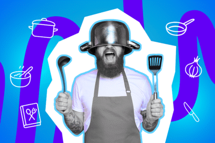 Mann mit Topf auf dem Kopf schreit und hält einen Kochlöffel und einen Pfannenwender in den Händen.