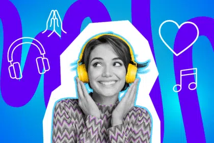 Eine Frau genießt sichtlich ihre Musik – Kopfhörer auf, gute Laune an.