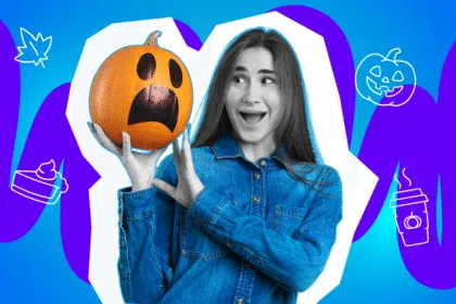 Pop-Art-Illustration einer jungen Frau, die einen Kürbis hoch hält und lacht. Umgeben von Icons wie ein geschnitzter Kürbis mit klassischem Jack-o'-Lantern-Gesicht, ein Stück Kürbiskuchen mit Sahnehaube, ein Becher Pumpkin Spice Latte mit Dampf und ein Herbstblatt. Schwarz-Weiß-Gesicht und bunter Hintergrund. Ideal für Beiträge über den Kürbis als vielseitiges Gemüse.