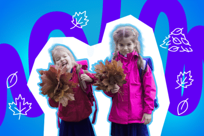 Zwei Mädchen in pinken Jacken halten große Bündel Herbstblätter und tragen Schulrucksäcke; eines lacht fröhlich, das andere schaut ernst.