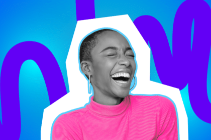 „Lachende Frau mit kurz geschnittenen Haaren und pinkem Rollkragenpullover vor blau-violettem Hintergrund.“