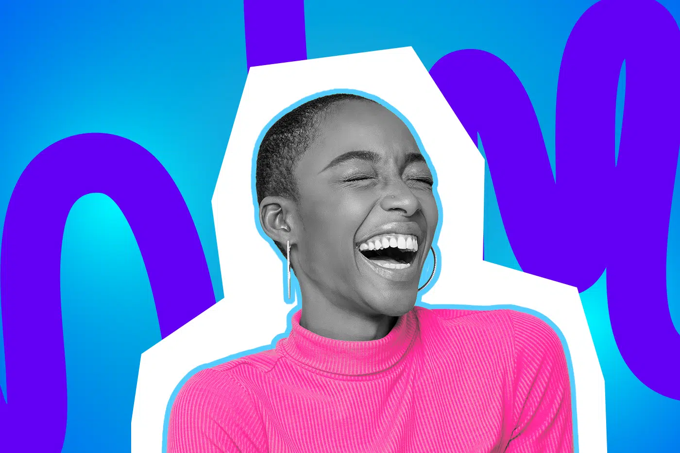 „Lachende Frau mit kurz geschnittenen Haaren und pinkem Rollkragenpullover vor blau-violettem Hintergrund.“