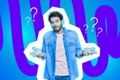 Ein Mann in Jeanshemd steht mit ratlosem Gesichtsausdruck da und hebt fragend beide Hände, während mehrere Fragezeichen um ihn herum eingeblendet sind.