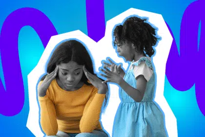 Eine erschöpfte Mutter hält sich den Kopf, während ihr energiegeladenes Kind aufgeregt auf sie einredet – der ganz normale Familienwahnsinn.