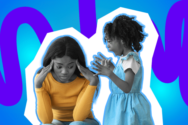 Eine erschöpfte Mutter hält sich den Kopf, während ihr energiegeladenes Kind aufgeregt auf sie einredet – der ganz normale Familienwahnsinn.