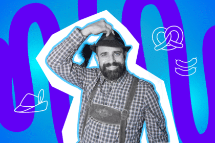 Ein Mann in Tracht hebt seinen Hut und lächelt – das Bild spielt humorvoll mit Klischees rund um Bayern und bayerische Traditionen.