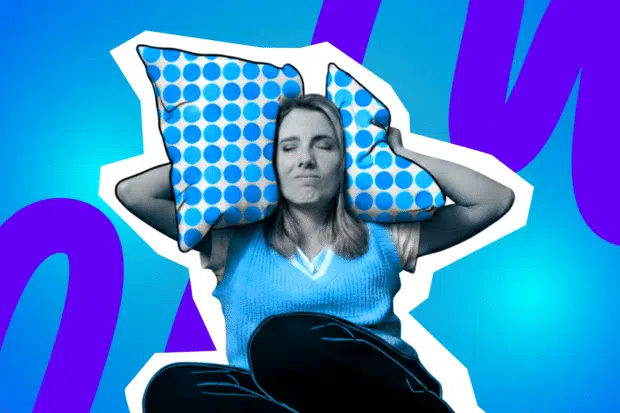 Pop-Art-Collage einer Frau, die ihre Ohren mit bunten Polka-Dot-Kissen bedeckt, um dem Lärm von Laubbläsern zu entgehen. Schwarz-Weiß-Haut und blauer Hintergrund. Perfekt für Artikel über Nachbarschaftsstreitigkeiten, Herbstfrust oder das Thema Sisyphos in modernen Kontexten.