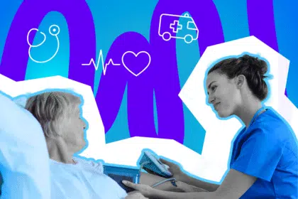 Eine Pflegekraft kümmert sich einfühlsam um eine Patientin im Krankenhaus – ein Moment voller Ruhe, Vertrauen und echter Fürsorge im hektischen Klinikalltag.