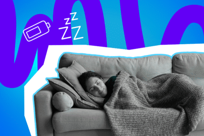 Frau liegt eingekuschelt auf einem Sofa und schläft unter einer grauen Decke; darüber sind Symbole für Müdigkeit und geringe Energie zu sehen.
