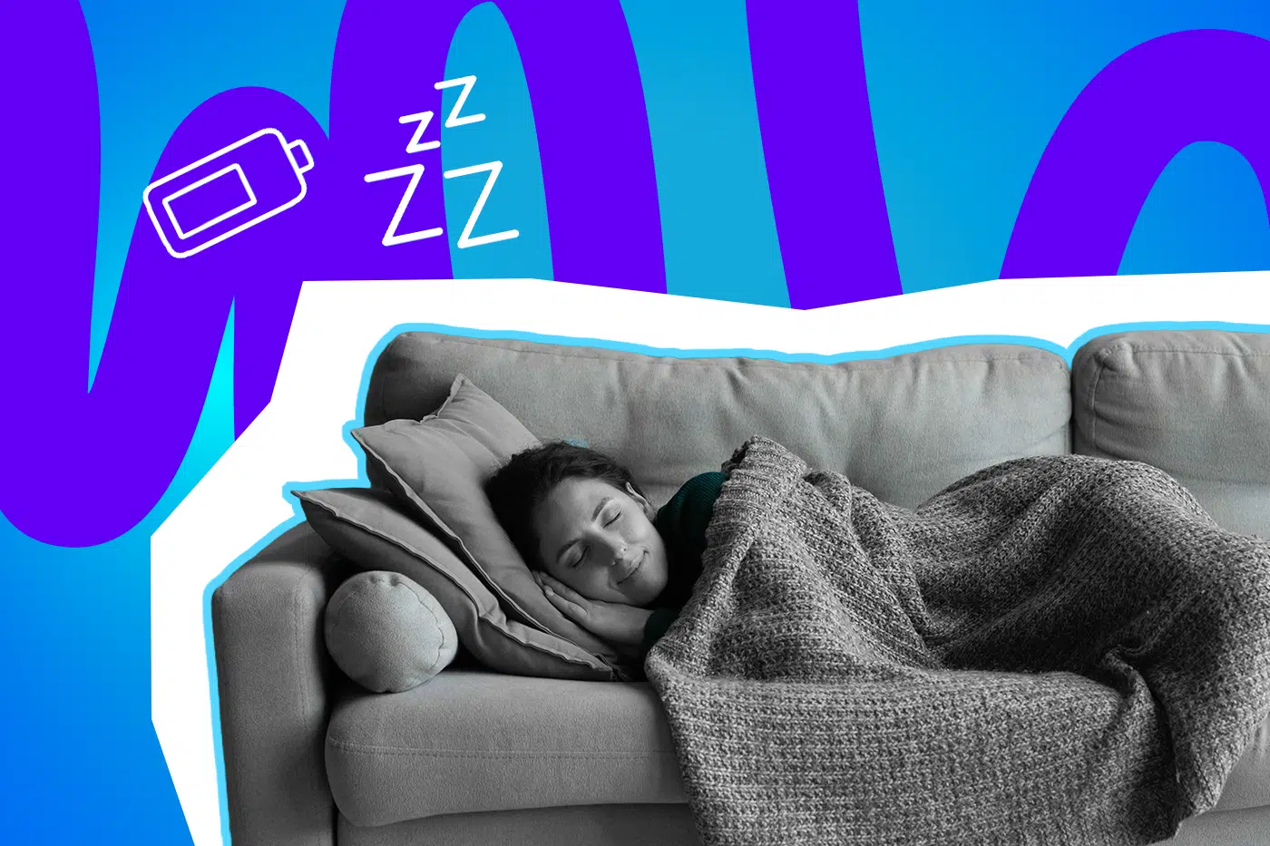 Frau liegt eingekuschelt auf einem Sofa und schläft unter einer grauen Decke; darüber sind Symbole für Müdigkeit und geringe Energie zu sehen.