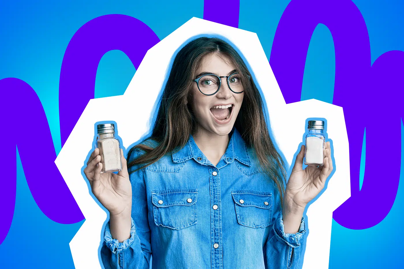 Junge Frau mit Brille hält lachend zwei Salzstreuer in den Händen vor bunt-blauem Hintergrund.