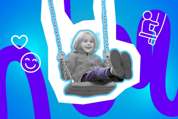 Lachendes Kind schaukelt fröhlich auf einer Schaukel.