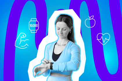 Frau in Sportkleidung schaut auf ihre Smartwatch und tippt darauf.