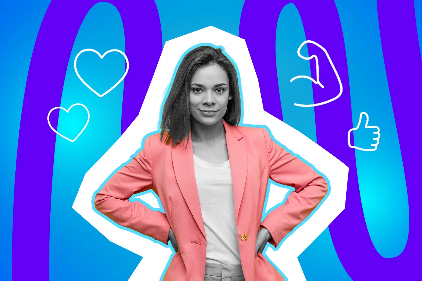 Eine selbstbewusst wirkende Frau steht mit Händen in der Hüfte und trägt einen pinken Blazer; sie blickt direkt in die Kamera und lächelt leicht.