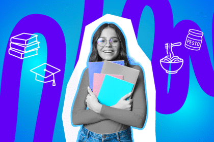 Junge Frau mit Brille lächelt und hält mehrere bunte Notizbücher im Arm.