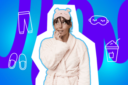 Frau im rosa Bademantel mit Schlafmaske blickt nachdenklich zur Seite, umgeben von gezeichneten Symbolen wie Schlappen, Jogginghose, Schlafmaske und Getränk.