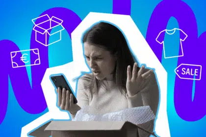 Frau schaut verärgert auf ihr Smartphone, während sie vor einem geöffneten Versandkarton sitzt.