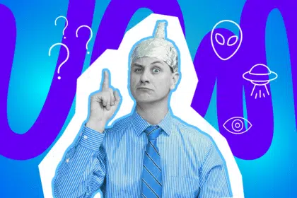 Ein Mann mit Aluhut wirkt, als wolle er eine wilde Theorie erklären – das Bild spielt humorvoll mit typischen Verschwörungs-Klischees.