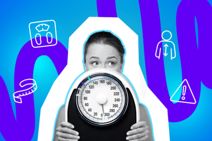 Frau schaut unsicher über eine Personenwaage, die sie vor sich hält.