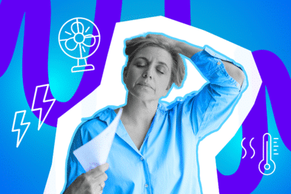 Frau fächelt sich erschöpft Luft zu und wirkt überhitzt.