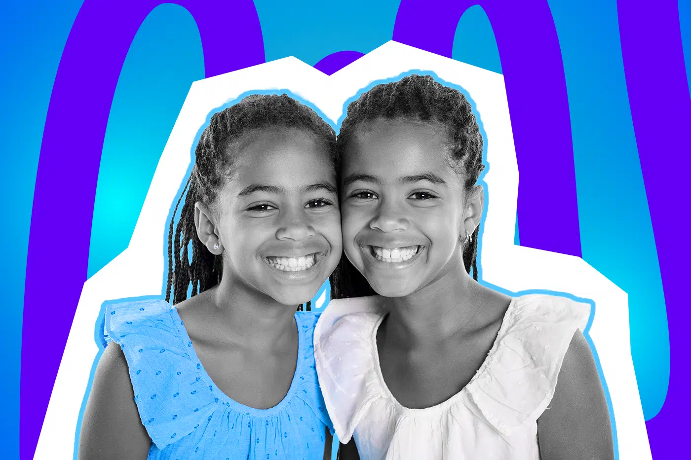 Zwei lächelnde Mädchen stehen eng beieinander, wirken wie Zwillinge und tragen sommerliche Oberteile.