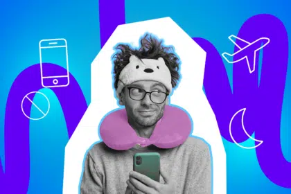 Ein Mann mit Schlafmaske, Nackenkissen und Smartphone schaut nachdenklich zur Seite, umgeben von Symbolen für Flugmodus, Reisen und Nacht.