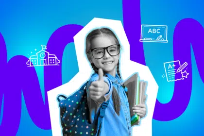 Ein fröhliches Schulkind mit Rucksack und Büchern zeigt selbstbewusst den Daumen nach oben.