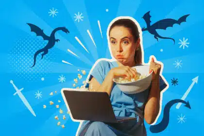 Frau mit prall gefüllten Backen sitzt mit Popcornschüssel vorm Laptop und schaut Game of Thronnes, während aus dem Bildschirm Popcorn herausfliegt; um sie herum schweben weiße Schneesterne, Schwerter und dunkelblaue Drachen-Silhouetten auf einem strahlenden blau-türkisen Farbverlauf.