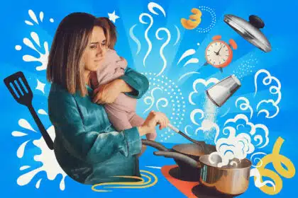 Mutter kocht mit müdem Blick und Kind auf dem Arm, während um sie herum Chaos aus Pfannen, Nudeln und Dampf explodiert – echtes Familienküchenleben eben.