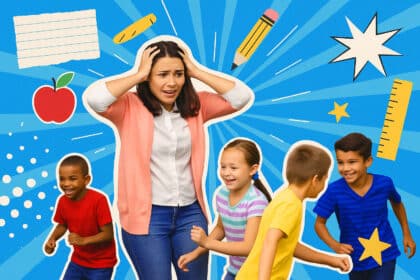 Eine überforderte Lehrerin greift sich inmitten tobender Grundschulkinder an den Kopf.