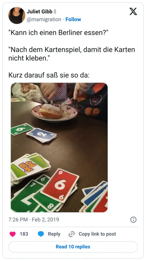 "Kann ich einen Berliner essen?" "Nach dem Kartenspiel, damit die Karten nicht kleben." Kurz darauf saß sie so da: